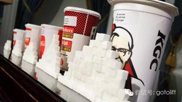 外国男子连喝25罐红牛,一位男子喝25罐红牛现在怎么样了