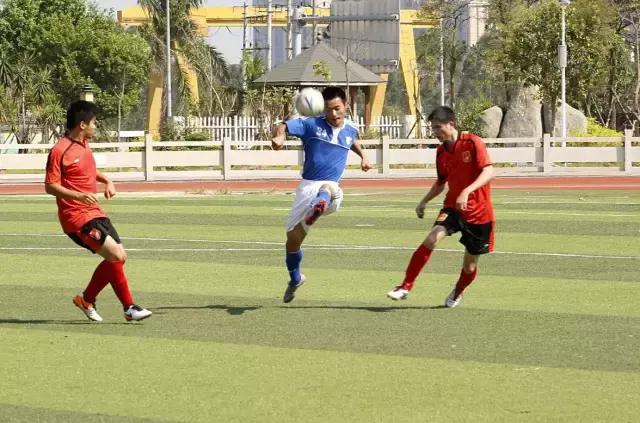 足球赛鸣哨开赛,第三届职工球赛