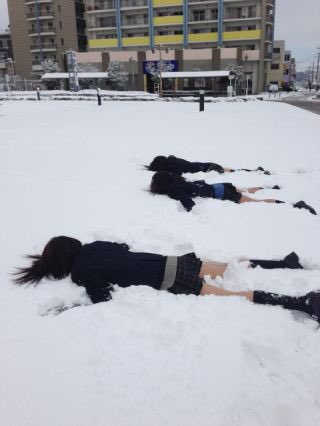 你能不能不颤抖地回答我周末有多冷?