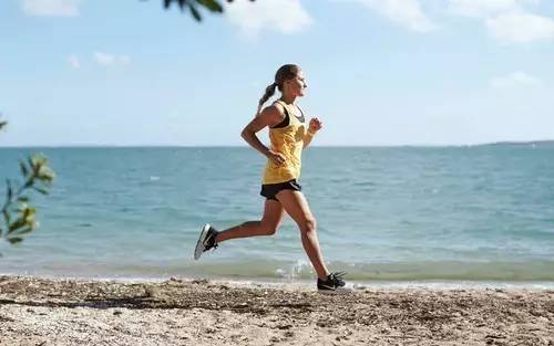 跑步脚踝扭伤怎么消肿化瘀,脚踝扭伤跑步技巧