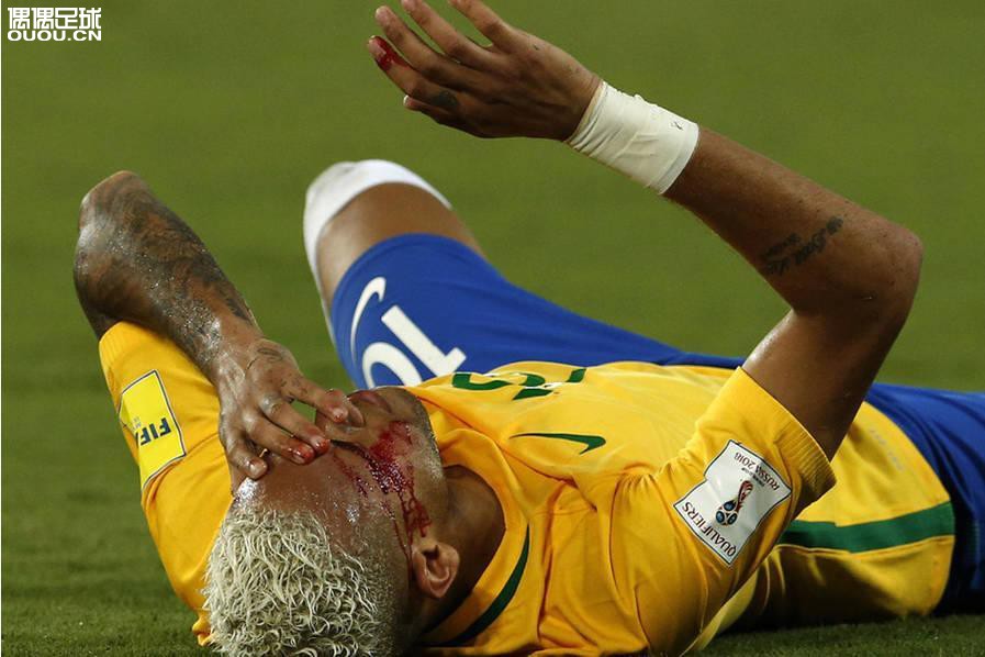 橄榄球鞋乱入！玻利维亚球员亚斯曼世预赛成功炫鞋