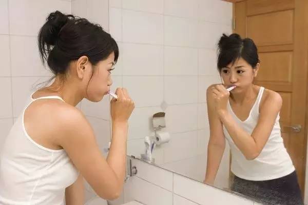 嘴唇一圈发红有灼烧感能抹牙膏吗,嘴唇发麻肿胀是药物过敏吗