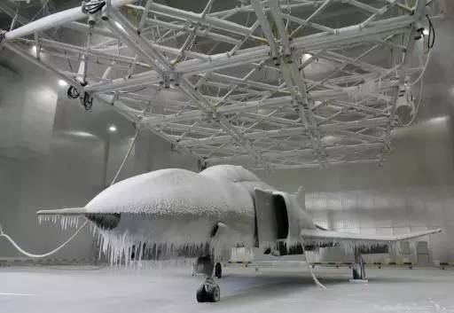 零下100摄氏度飞机被冻在半空,零下100度飞机瞬间冻住