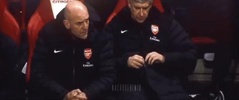 温格高能场面,温格观众席摊手超帅名场面