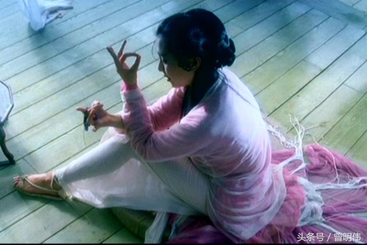 姑娘被蛇咬怀孕，疑似蛇妖被赶出村，水潭边生下白龙救家人