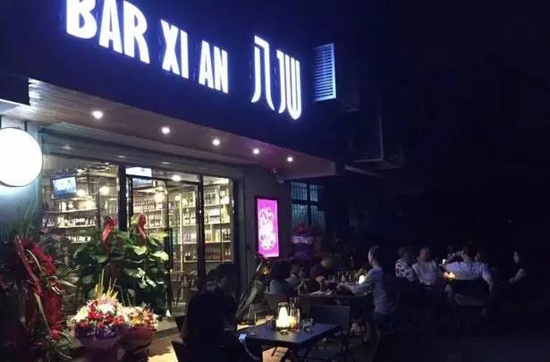 西安城墙从哪道门出去有美食街,西安城墙有个当地美食像肥肠一样