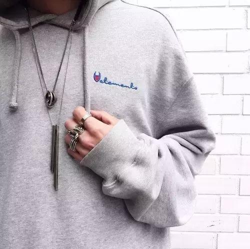 穿了一件很喜欢的卫衣,champion卫衣连帽和圆领