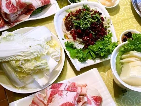 西安城墙从哪道门出去有美食街,西安城墙有个当地美食像肥肠一样