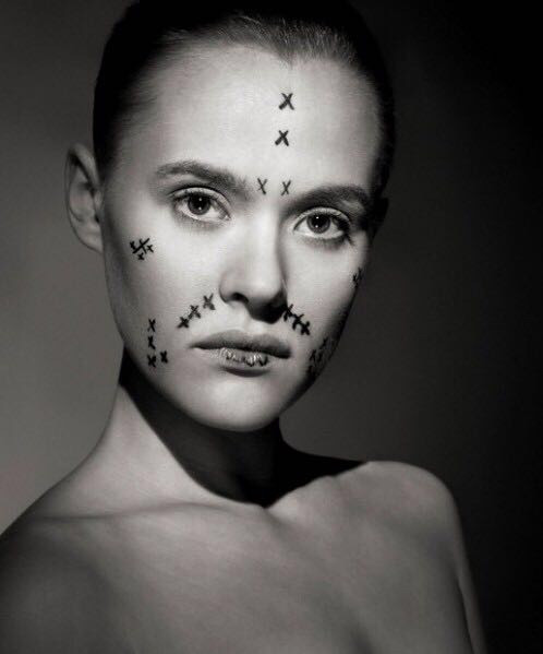 医术VS艺术，外国摄影师将整形手术拍成了时尚大片！