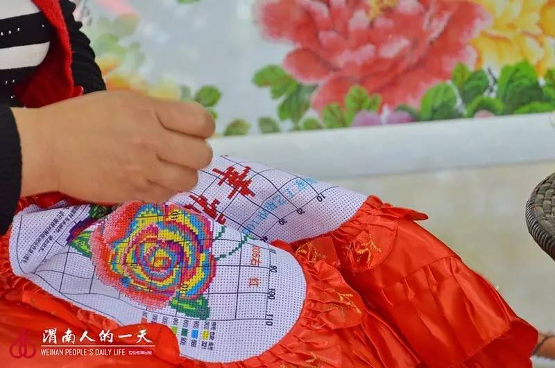 渭南人的一天No.27：钟爱十字绣的大叔王友民