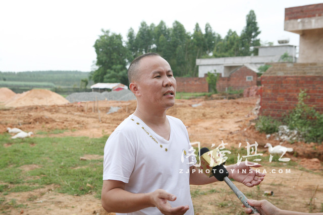 村里建篮球场强行占用村民宅基地,村里篮球场违规占用农地