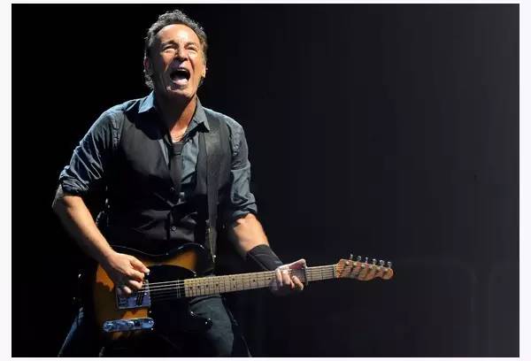 他的歌声,就像个孩子正凝视窗外的雨滴|村上春树笔下的鲍勃·迪伦