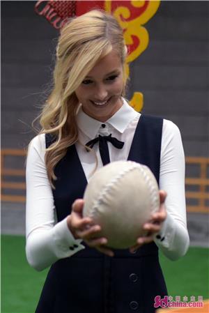 超模瓦尔加现身临淄足球博物馆一眸一笑尽倾城