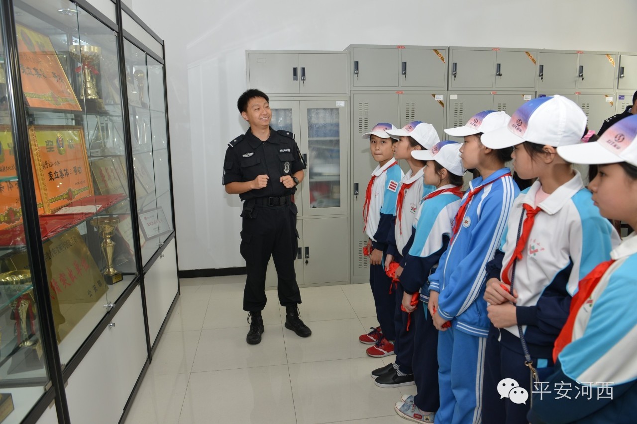 警营开放日小记者团进警营,小记者走进军营