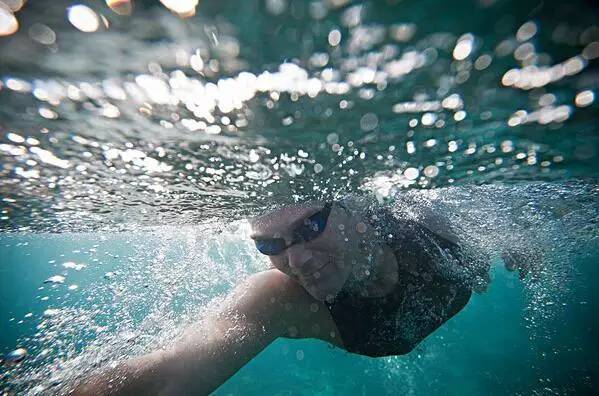 强直性脊柱炎明星张嘉译走路视频,张嘉译脊柱炎走路视频