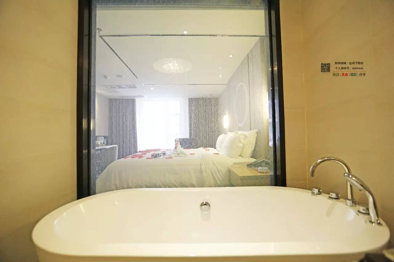 这一家酒店有门童，叫“白手套”。