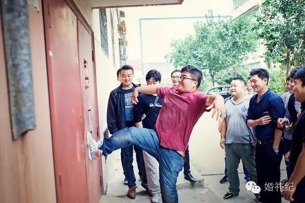 你有堵门*法大**我有破门大计，有新郎居然自带开锁匠