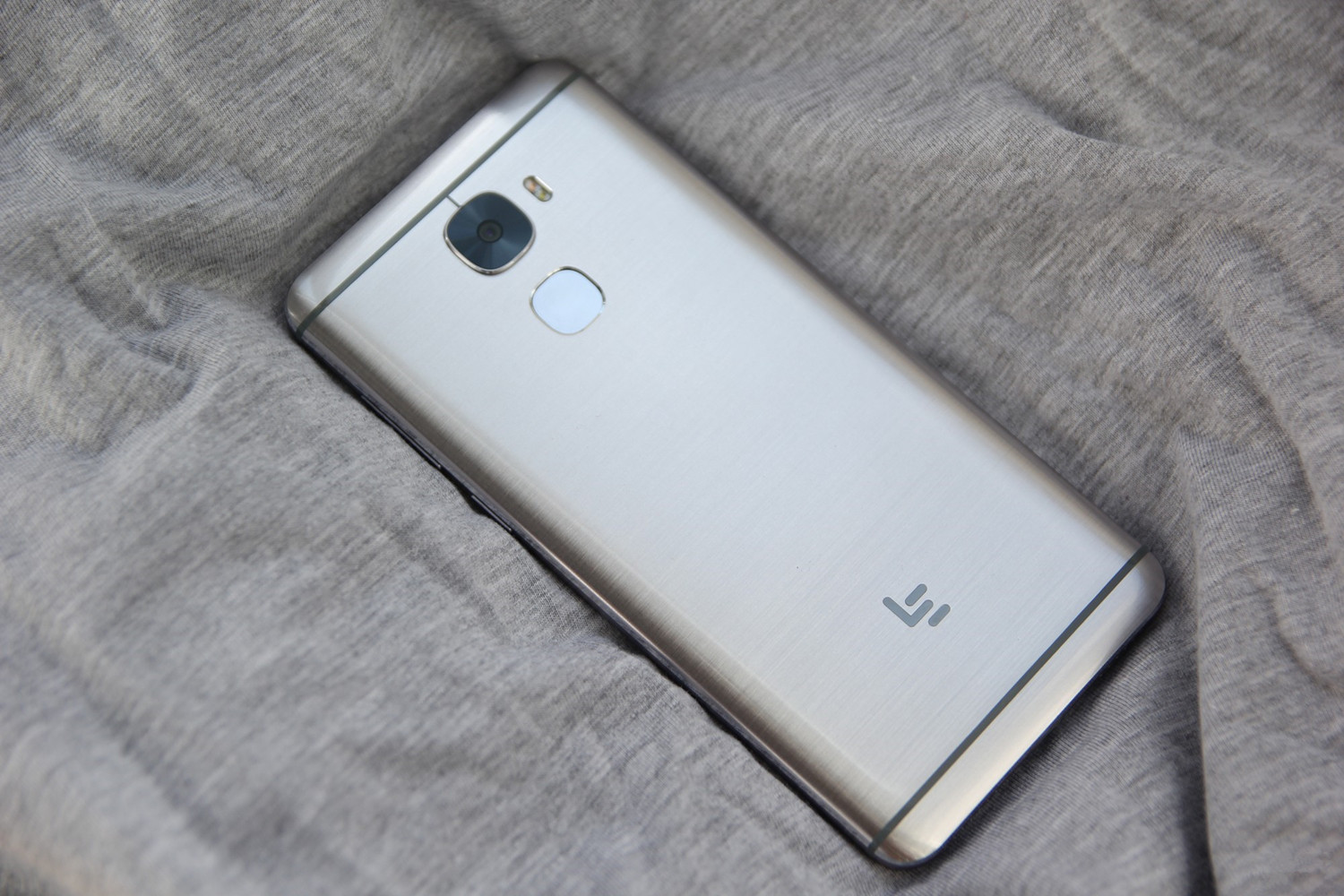 国产手机华为和小米手机哪个更好,华为nova9pro与小米11pro哪个强