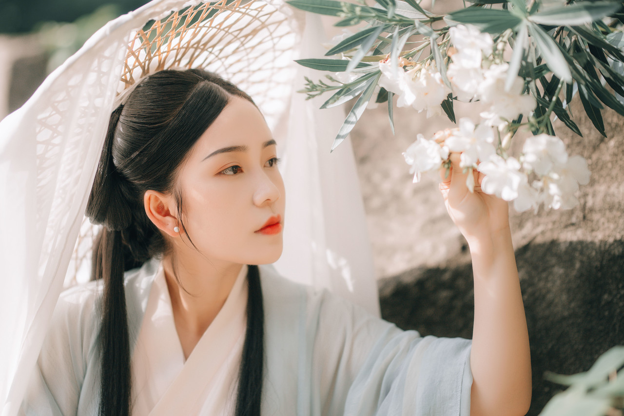 小说：杂役小伙渴求功法，仙门弟子好心给他，拿出来的位置很尴尬