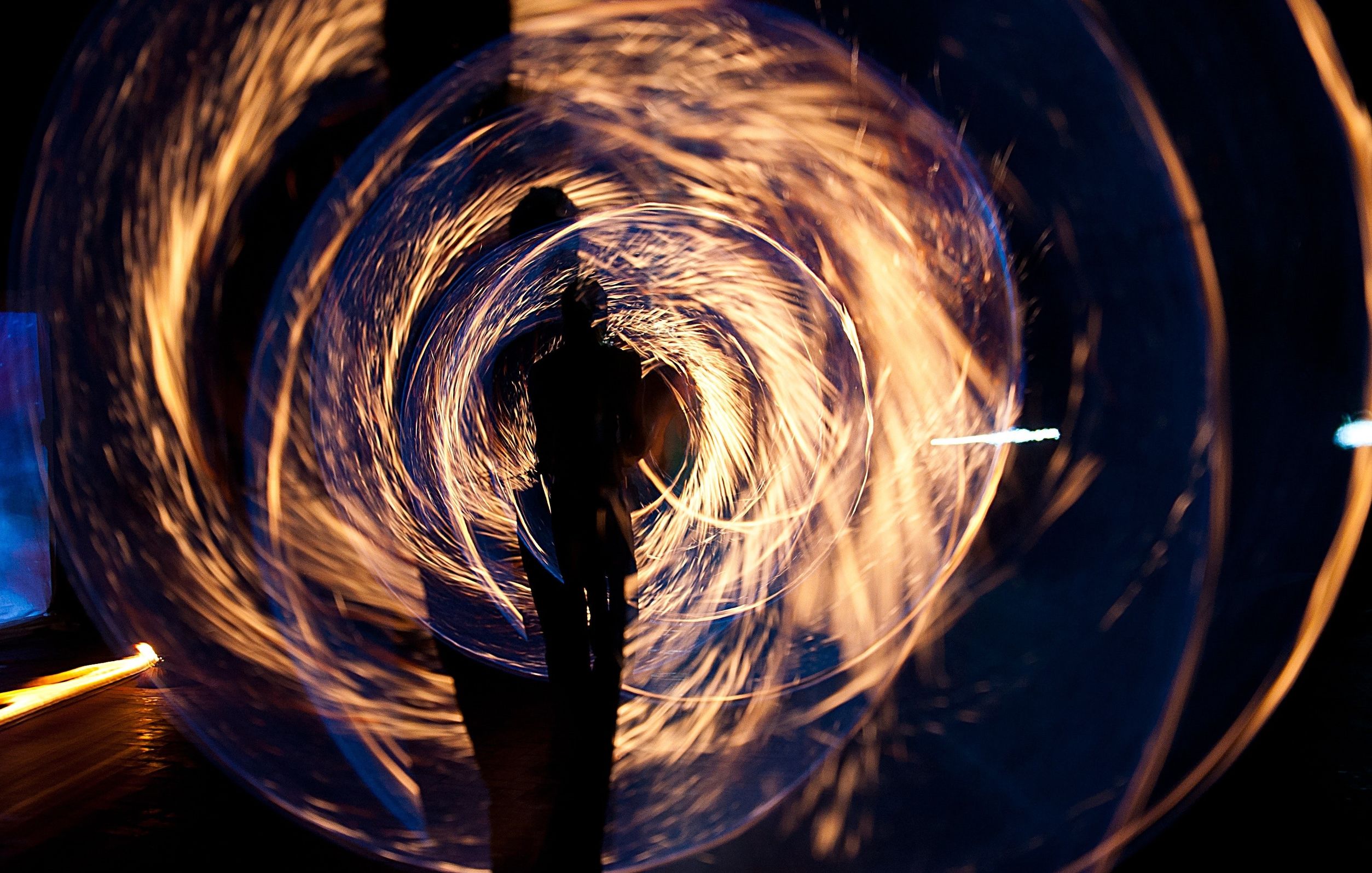 小说：他们安排好计划，就靠着树干睡着了，明天要经历的更多