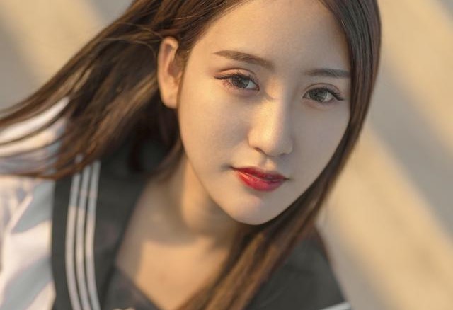 小说：男子将四根筷子插入水中，筷子却笔直的立着，如此诡异