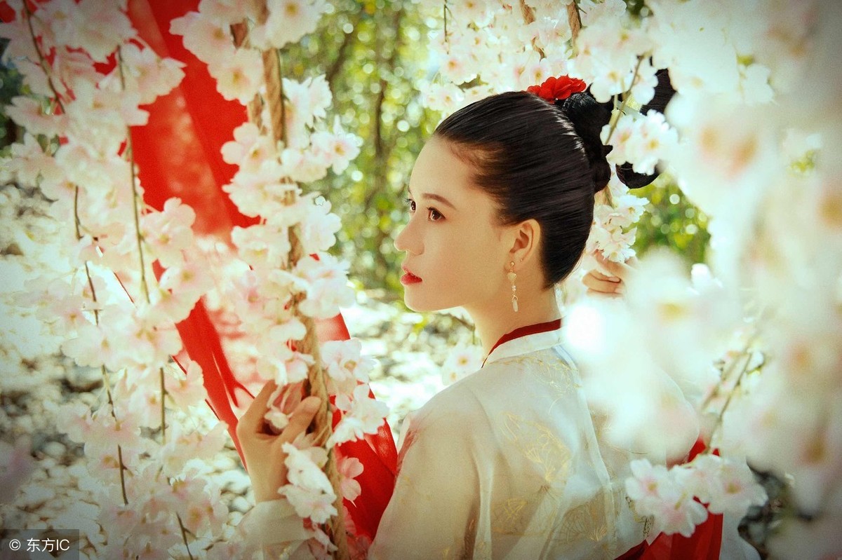 小说:准备入睡的她,却发现床边有条巨蟒,把她吓得花容失色