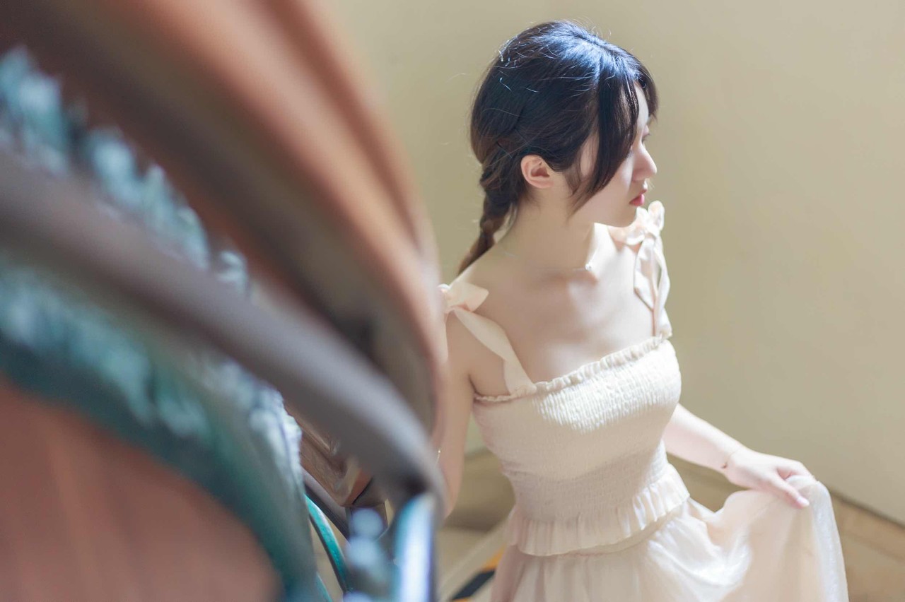 小说：她又想到了他警告她的那句话，身子没由来的打了个寒颤