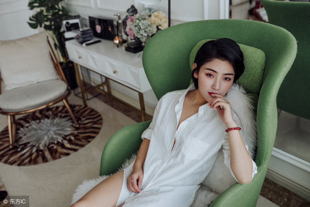 小说：女主播爱妃拉着闺蜜买豪车，言无悔为了*器武**，介入战争