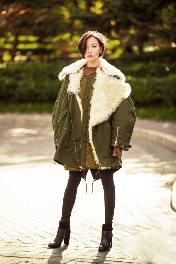 难怪女人们都不爱穿大衣了，今年流行“派克服”，气质保暖还时髦