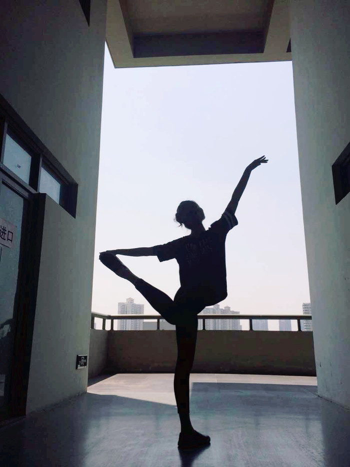 12年前,北京女模特为给男友买跑车,诈骗世界冠军和姨父320万