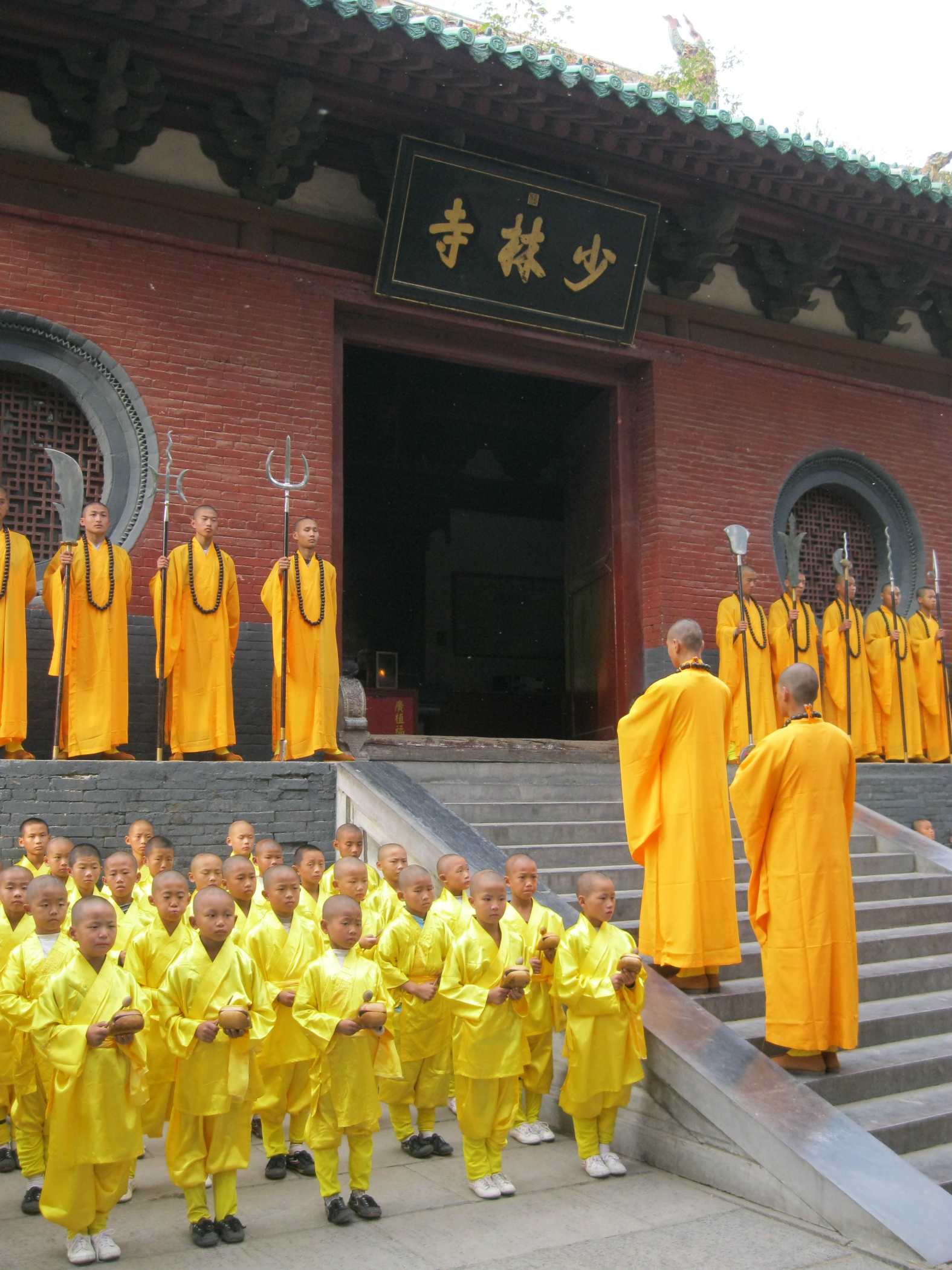 不吃斋念佛,坐豪车、搞房产,释永信“*宗罪七**”背后的真相