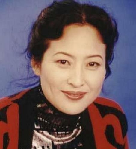 岁月不饶美人?其实皮肤松弛,白发皱纹,根本不影响她们风华绝代