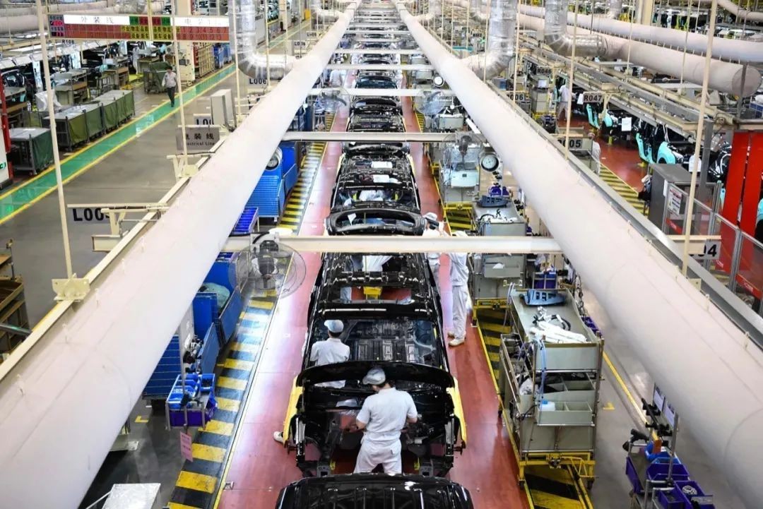 燃油车和新能源车全方位对比,为什么有许多新能源库存车很便宜