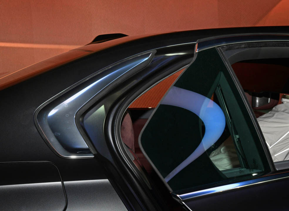 新款5系外观夜间效果,新款发现5隐藏车把手