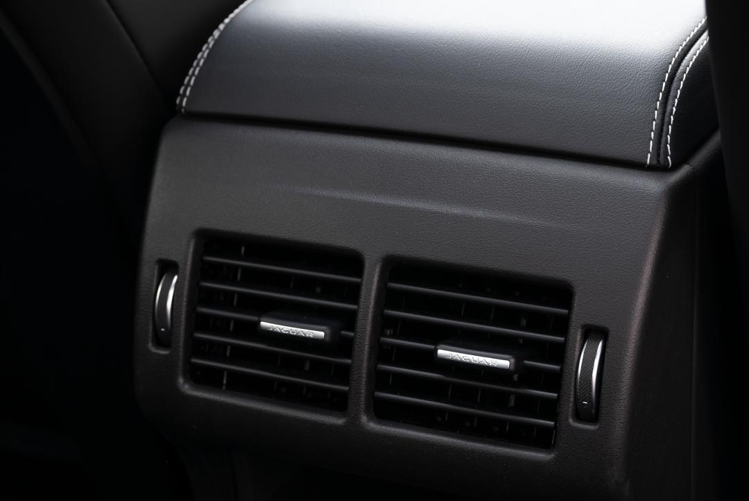 捷豹xel2024款曜黑运动版赛车绿,捷豹xel2.0t200psr-dynamics