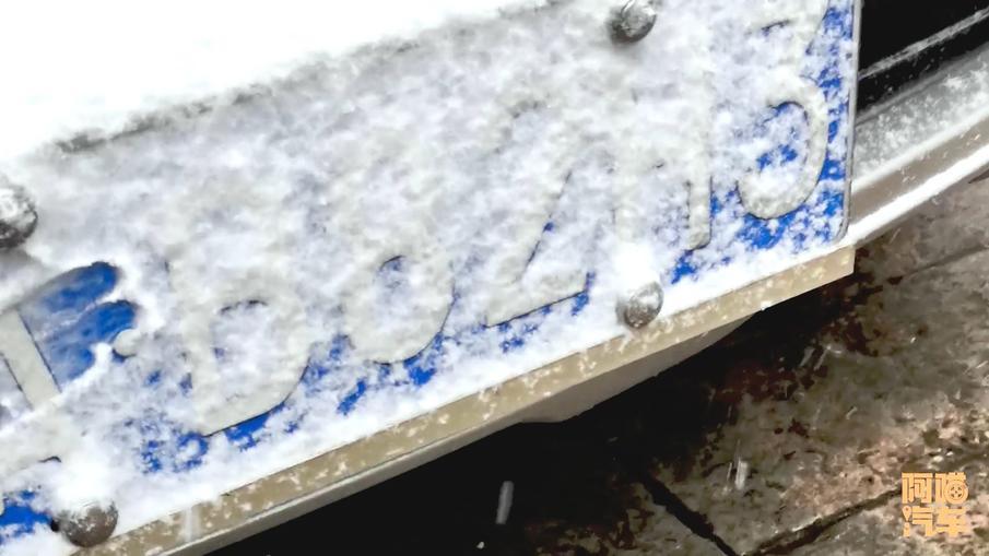 汽车前面车牌被雪挡住了会扣分么,车牌被雪挡住会怎么样