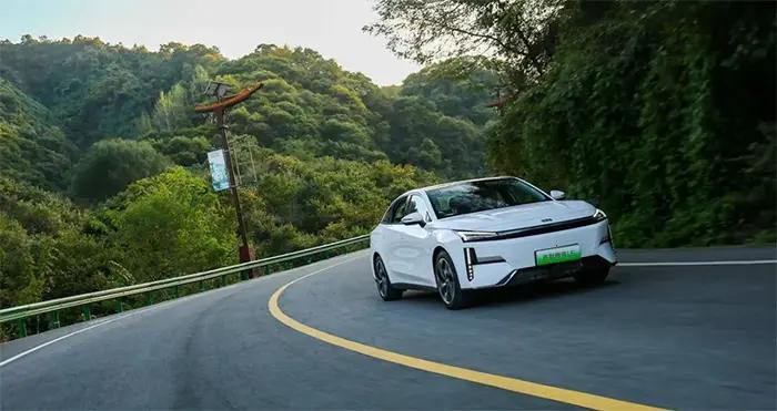 银河l67.98万试驾,银河l6性能家轿的新代名词