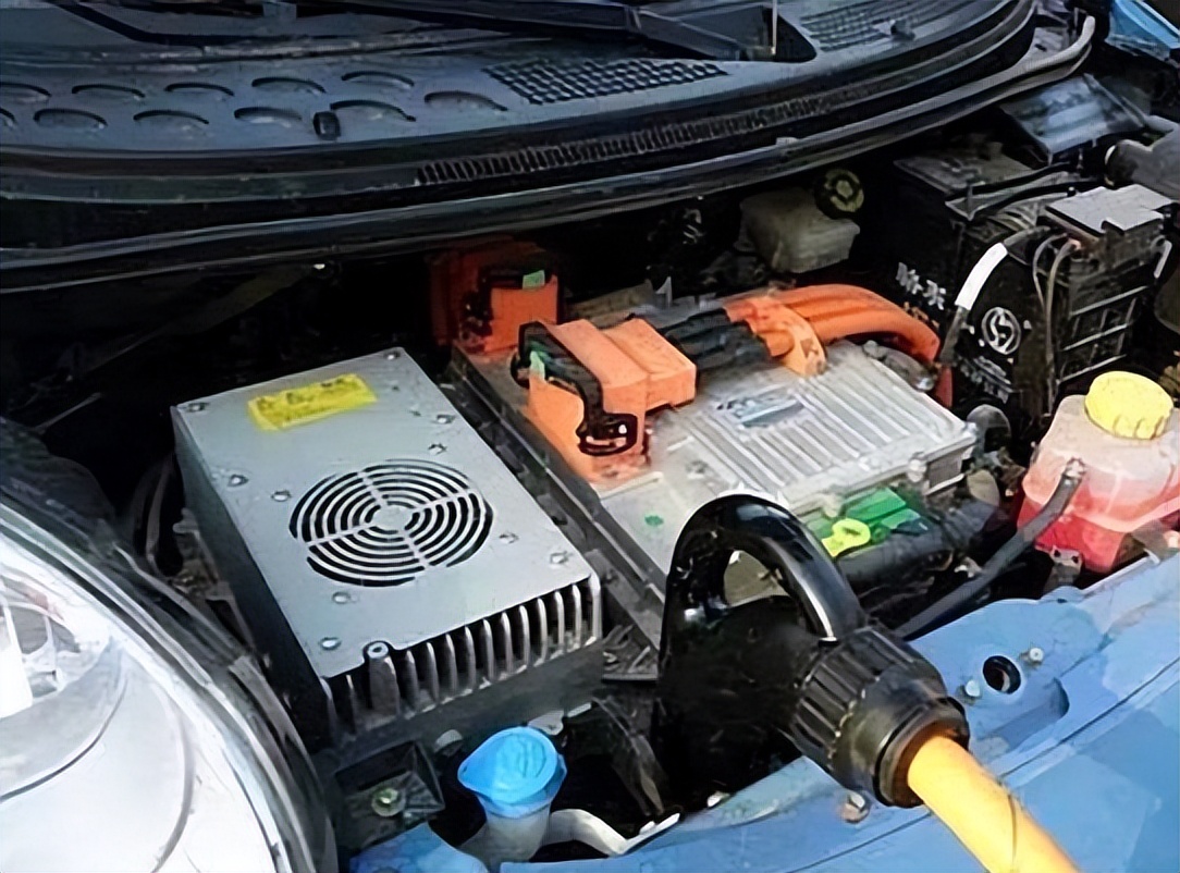 充电口一般在车的哪边,充电口在车头好还是车尾好