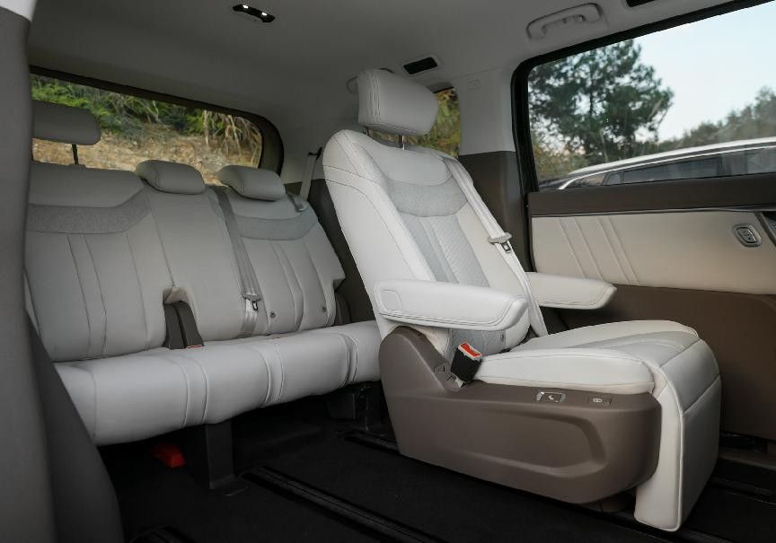 电子后视镜、旋转座椅还可换电，拥有专属化底盘设计的上汽大通大家7是否解决了MPV的痛点？