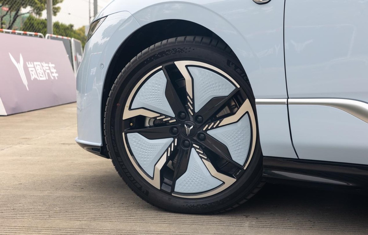 岚图汽车增程版pk比亚迪唐,岚图追光vs蔚来et7