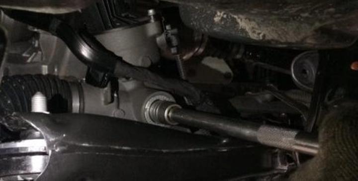 奥迪方向机进水可以走保险吗,奥迪a6l方向机进水维修方案