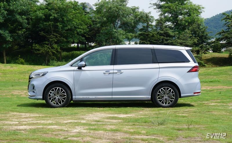 荣威imax8ev纯电试驾,适合家用的mpv车型