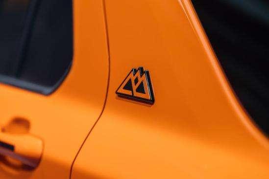 福特探险者昆仑巅峰版vs路虎卫士,福特探险者昆仑版2024款落地价