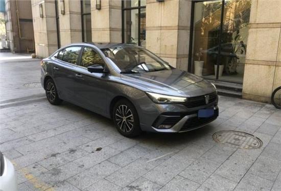 荣威i5给您舒适体验停车无压力,荣威i5大空间动力足跑着绝对有劲