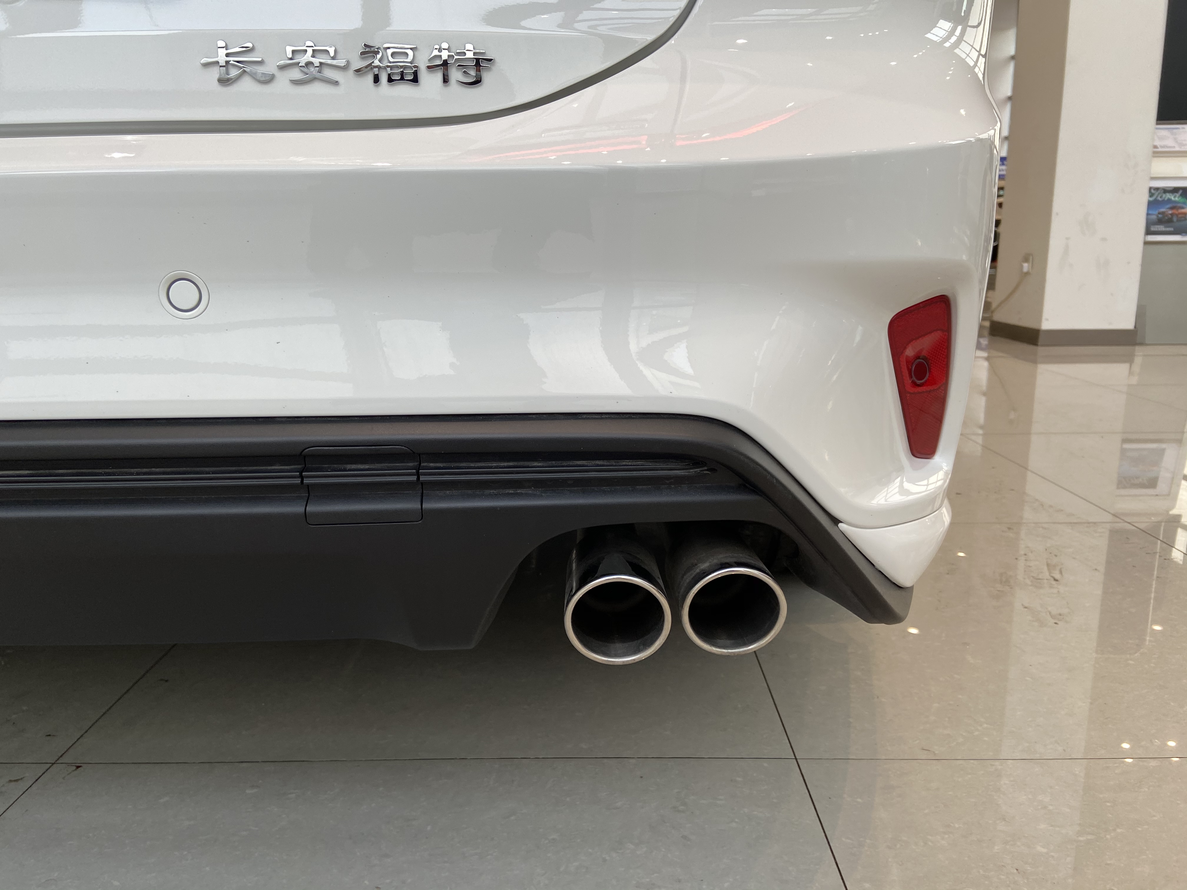 颜值在线的美式“钢炮”！运动属性拉满，实拍长安福特福克斯