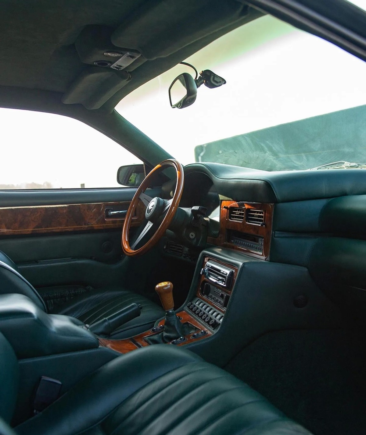 阿斯顿马丁猎装双门车最新款,阿斯顿马丁是捷豹的高端牌吗