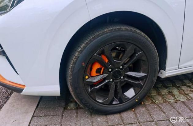 终于在路上碰到自己喜欢的车了,终于买了一台自己喜欢的新车