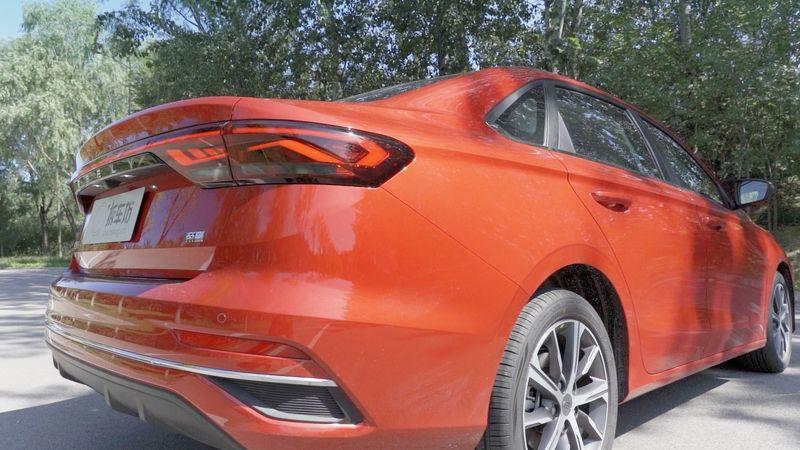 第四代帝豪座椅增加多厚,第三代帝豪前排储物空间