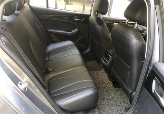 荣威i5给您舒适体验停车无压力,荣威i5大空间动力足跑着绝对有劲