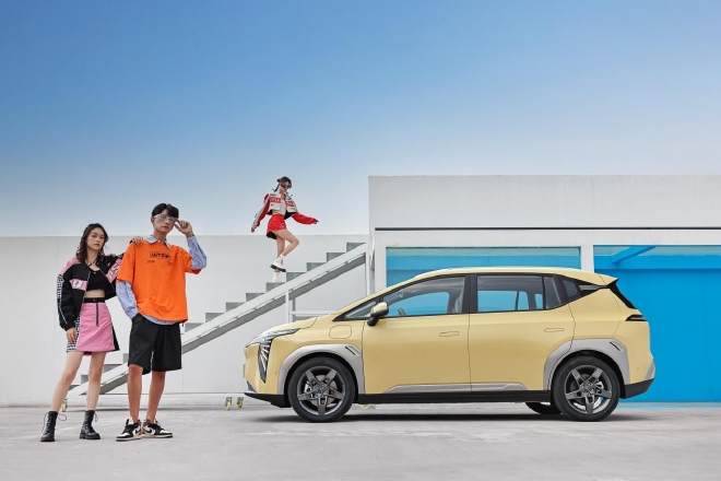 埃安aionyplus实车亮相,埃安aionyplus和aiony同台实拍对比